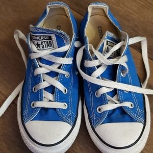 Blue Converse size 2.5 guc